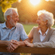 Couple agee riant sur un banc dans un parc ensoleille