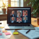 Espace de travail créatif avec ordinateur et notes colorées