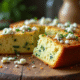 Gâteau de courgette et feta tranché sur planche en bois