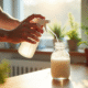 Main versant bicarbonate et vinaigre dans un spray naturel